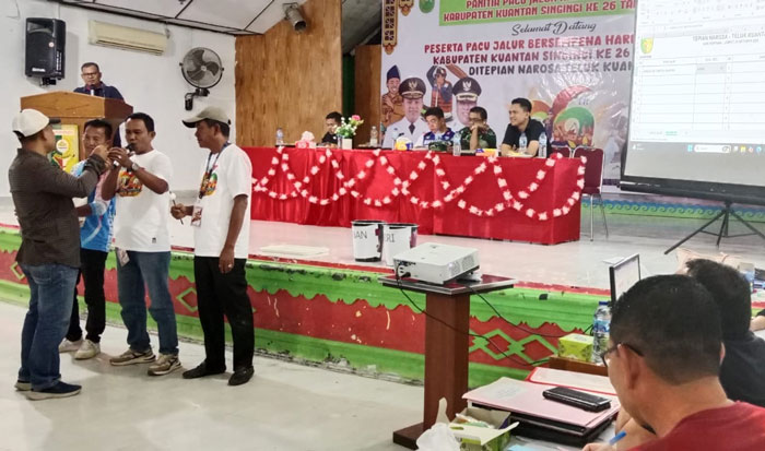 Perwakilan Jalur Putri Anggun Sibiran Tulang Desa Banjar Padang Kecamatan Kuantan Mudik, melakukan pencabutan undian jalur di gedung Narosa Teluk Kuantan, Kamis (9/10/2025).