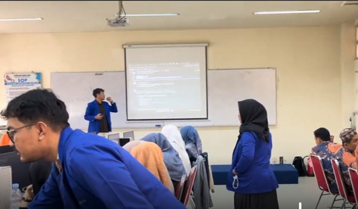 Tim PKM PCR memberikan materi AI dan Coding kepada guru-guru di kampus PCR, baru-baru ini.