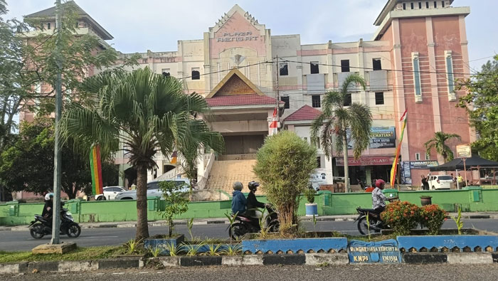 Warga saat melintas di depan Plaza Rengat, baru-baru ini.