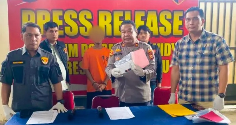 Kapolsek Binawidya Kompol&nbsp;Ihut&nbsp;Manjalo Tua menunjuk pelaku dan barang bukti dalam konferensi pers di Mapolsek Binawidya, Kamis (9/10/2025).