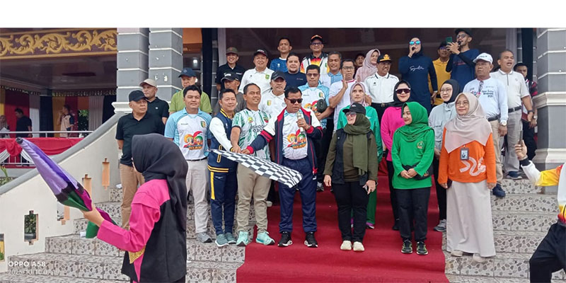Bupati Kuansing H Suhardiman Amby bersama Forkompinda saat melepas jalan santai HUT Kabupaten Kuansing, Jumat (10/10/2025) di lapangan Limuno Teluk Kuantan.