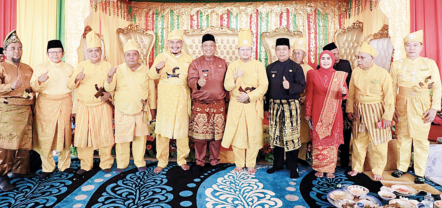 FOTO BERSAMA: Bupati Rohul Anton ST MM bersama Wabup H Syafaruddin Poti SH MM (empat kiri) foto bersama Raja Luhak Rambah Tengku Afrizal Dachlan MM bergelar Sultan Zainal usai menghadiri acara Majelis Peristiadatan Luhak Rambah di Taman Kota Pasirpengarai