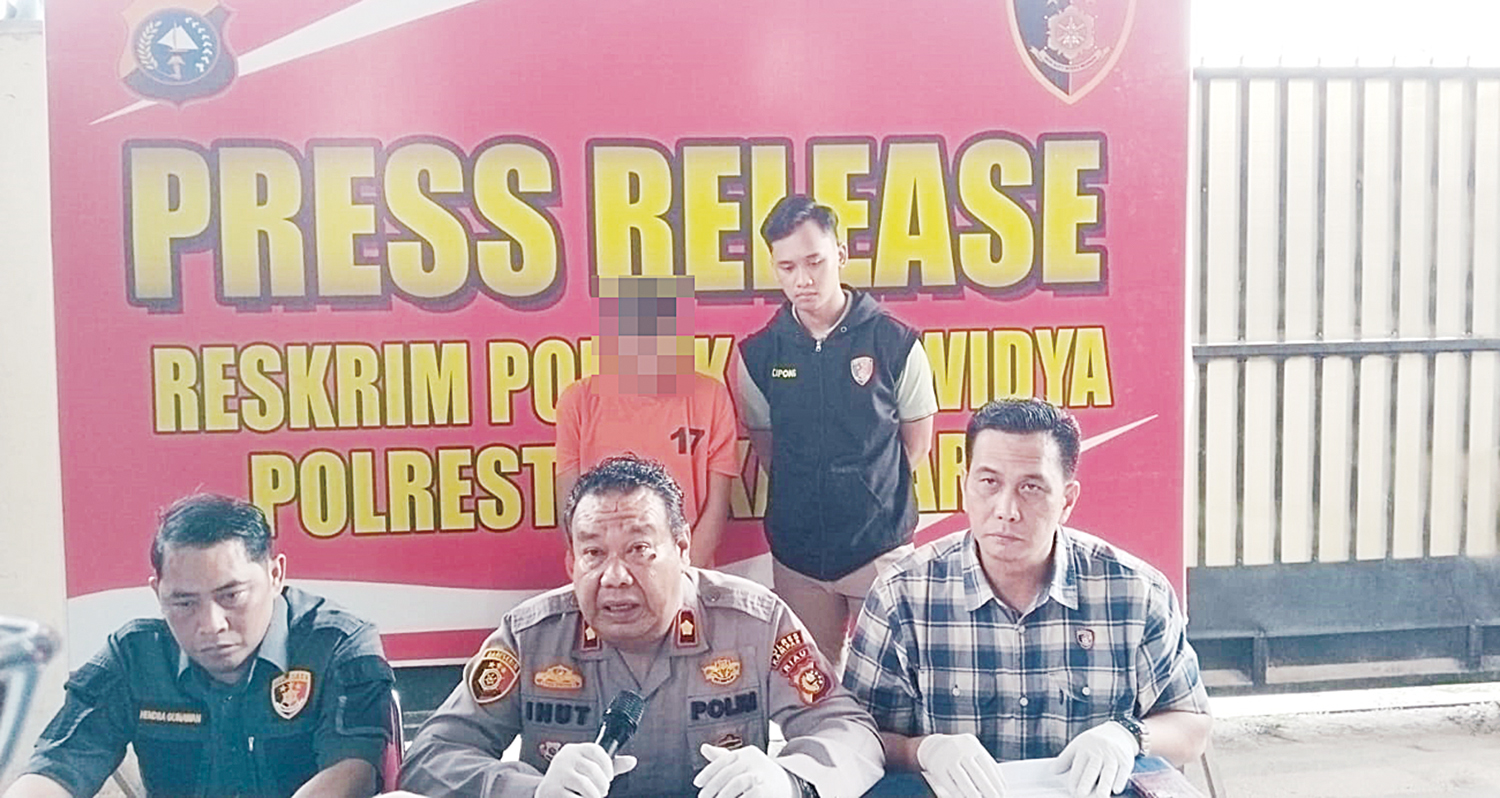 EKSPOSE: Kapolsek Binawidya Kompol Ihut Manjalo Tua menghadirkan terduga pelaku begal AN (22) saat ekspose di Mapolsek Binawidya, Kamis (9/10/2025).