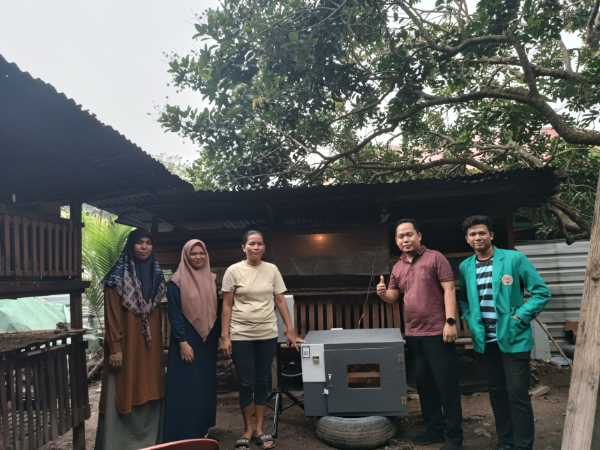 Tim dosen UHTP Program Hilirisasi Riset, Pengujian Model dan Prototipe Tahun 2025 disela-sela pengujian alat penetas telur ayam pintar Smart Egg Incubator di peternakan ayam Kampar,