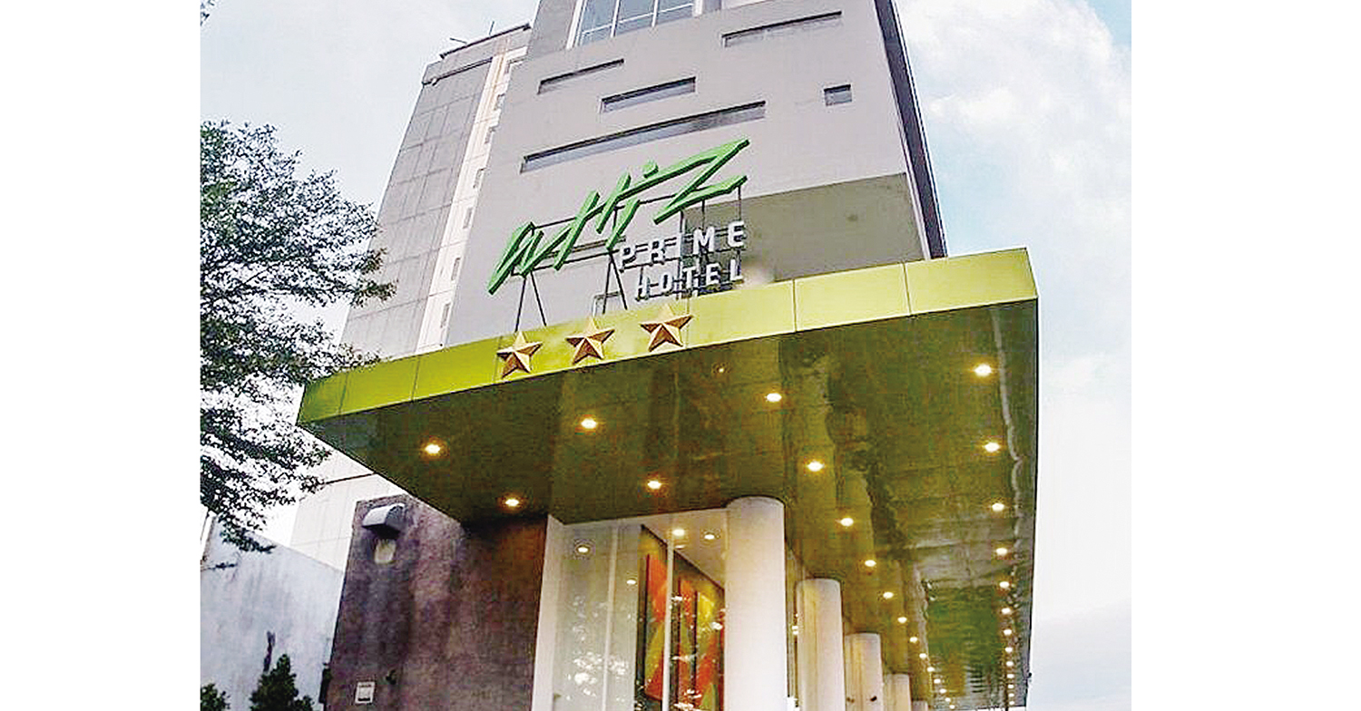 promo seru: Whiz Prime Hotel Pekanbaru tampak dari luar. Berusia sembilan tahun, Whiz Mate program loyalti dari jaringan Hotel Intiwhiz International  memanjakan member dan tamu setia dengan beragam promo seru dan hadiah menarik.