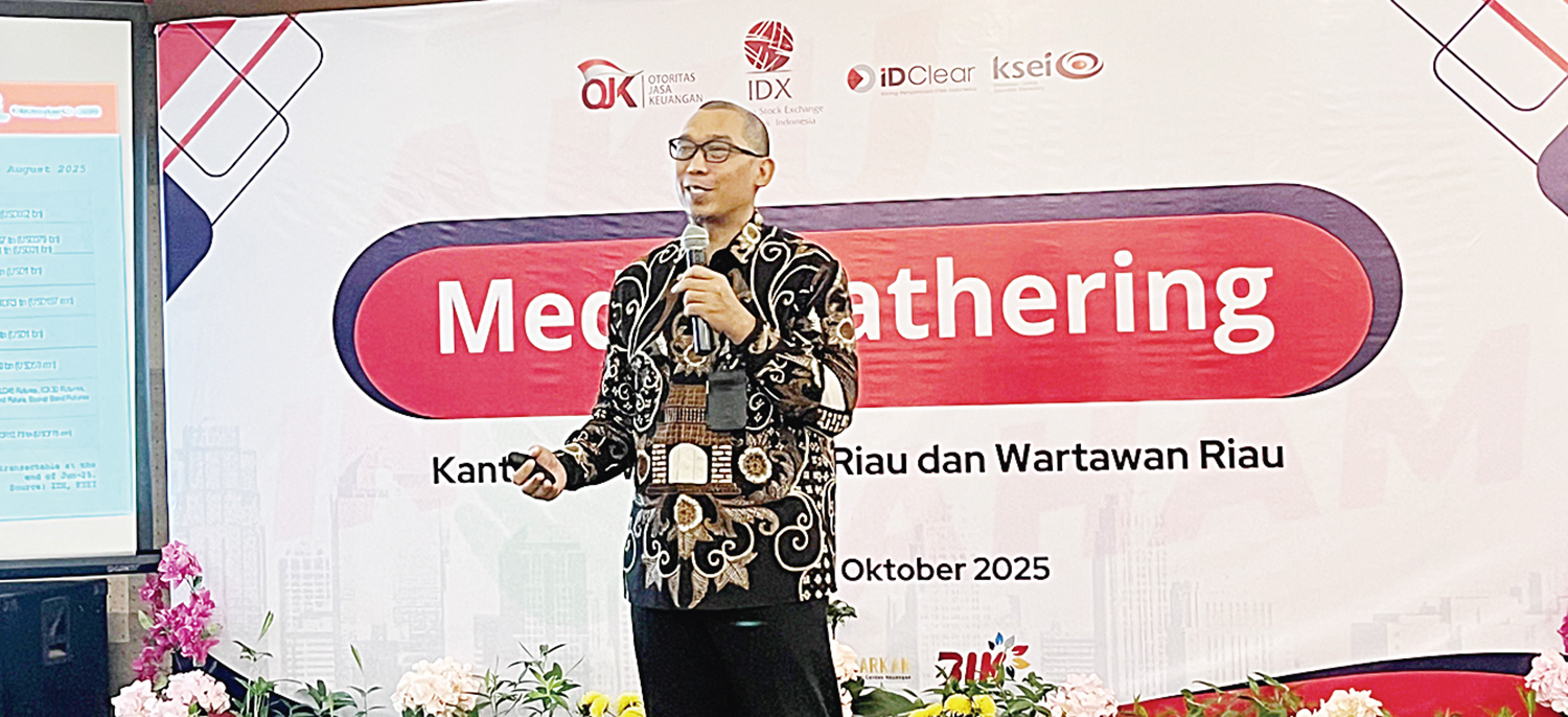 SAMPAIKAN MATERI: Kepala Perwakilan Bursa Efek Indonesia (BEI) Riau Emon Sulaiman saat menyampaikan materi terkait perkembangan pasar modal Riau kepada awak media, Kamis (9/10/2025).&nbsp;
