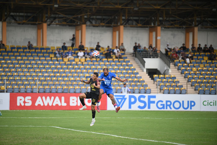 Duel bola pemain PSPS Pekanbaru vs Sriwijaya FC, pada Jumat (10/10/2025) di Stadion Kaharuddin Nasution Rumbai Pekanbaru.