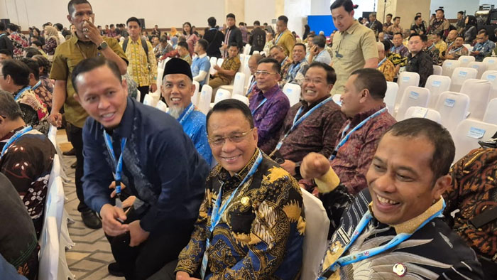 Bupati Rohil H Bistamam bersama sejumlah kepala daerah pada saat menghadiri rakornas di Jakarta.