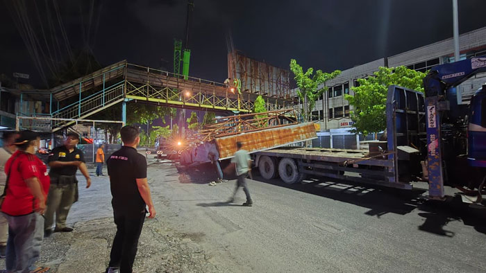 Petugas melakukan pemotongan JPO di Jalan Tuanku Tambusai, Rabu (8/10/2025) malam.
