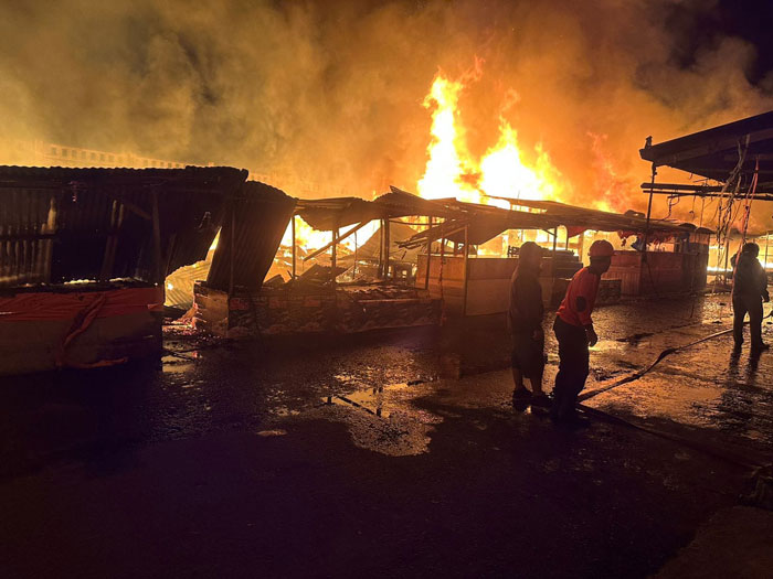 Pasar Rakyat Tembilahan hangus terbakar pada Jumat (10/10/2025) dini hari.