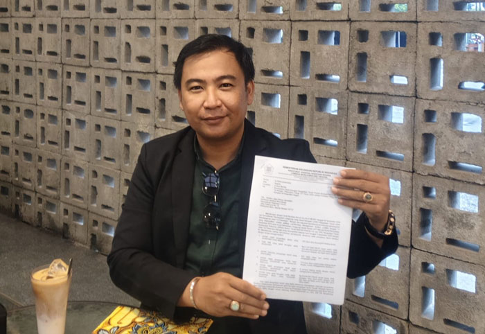 Kuasa Hukum warga Kampar terdampak tol yang tidak mendapat ganti rugi, Bonny Nofriza SH MH, menunjukkan dokumen keabsahan kepelihan lahan kliennya, Kamis (9/10/2025).