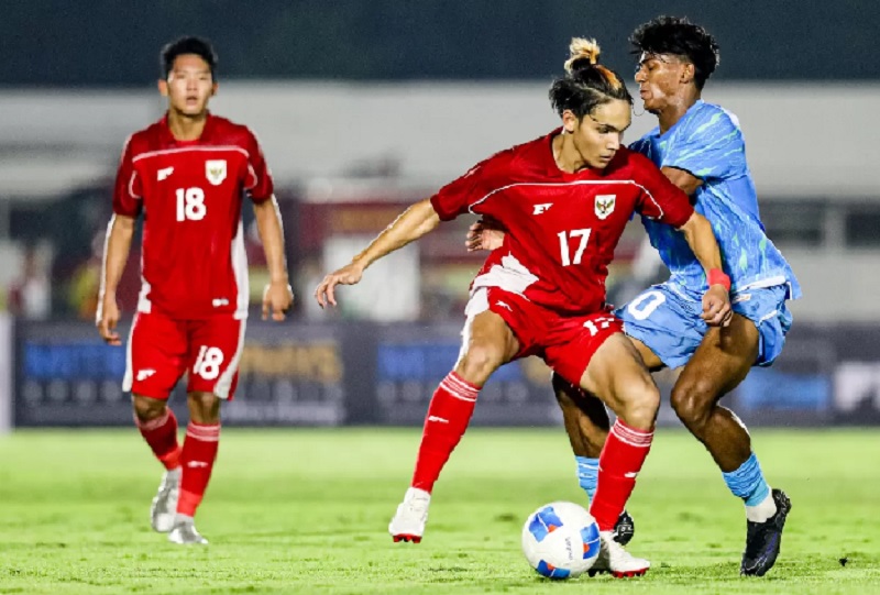 PPemain TimnU-22 berebut bola dengan pesepakbola Timnas India U-23 pada pertandingan persahabatan di Stadion Madya, Kompleks GBK, Senayan, Jakarta, Jumat (10/10/2025). (Salman Toyib