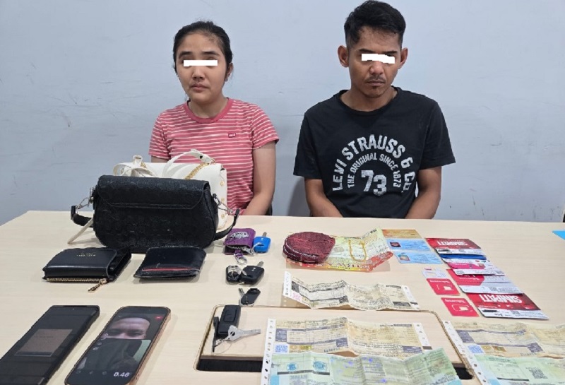 Sepasang kekasih bernama SH dan SZ, pelaku pemerasan disertai ancaman aksi VCS diamankan Polda Riau beserta barang bukti.