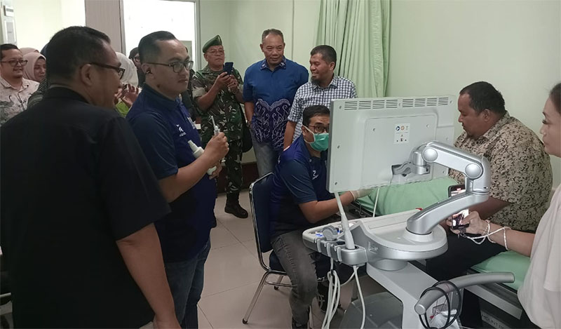 Asisten II Bidang Perekonomian dan Pembangunan Ingot Ahmad Hutasuhut, didampingi Direktur RS Madani Ir Adi Darma dan Ketua Panitia Baksos dr Tengku Arfi Sulaiman Sp An TI melihat masyarakat menikmati