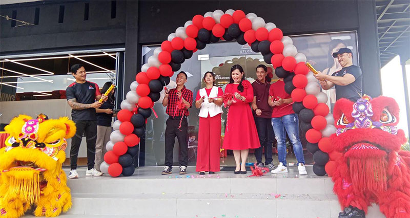 Owner Atlas Gym & Fitness Centre Lindawati menggunting pita saat grand opening Atlas Gym & Fitness Center, Sabtu (11/10/2025).