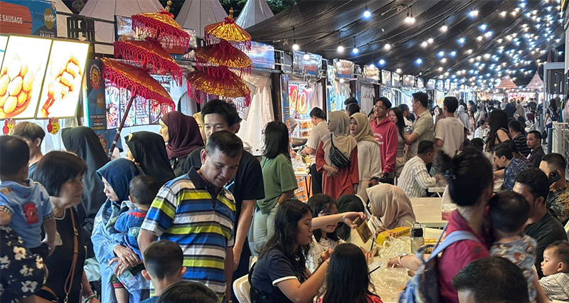 Suasana Gebyar Kuliner Jakarta Halal Viral Berjuta Rasa Hadir di Living World Pekanbaru, dari tanggal 10 hingga 19 Oktober 2025.