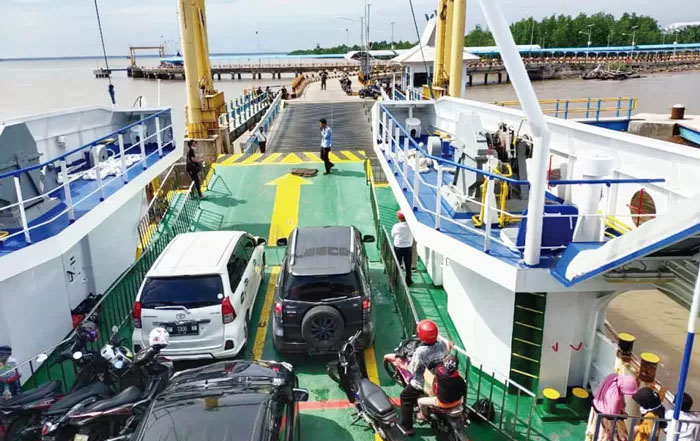 Sejumlah kendaraan saat akan keluar dari kapal Roro ke Dermaga Air Putih, Bengkalis, beberapa waktu lalu.