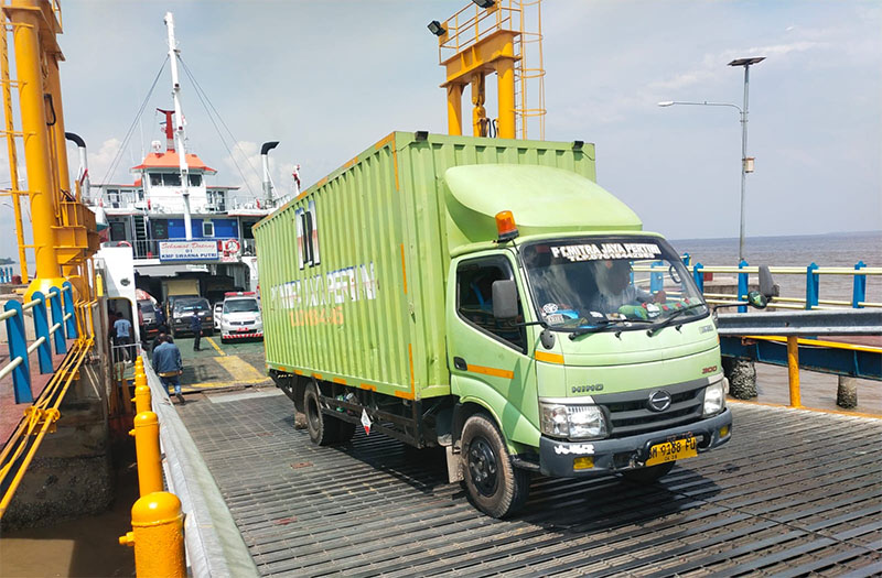 Truk pengangkut uang yang akan masuk Bengkalis memerlukan waktu lama karena ada kerusakan kapal Roro, Sabtu (11/10/2025).