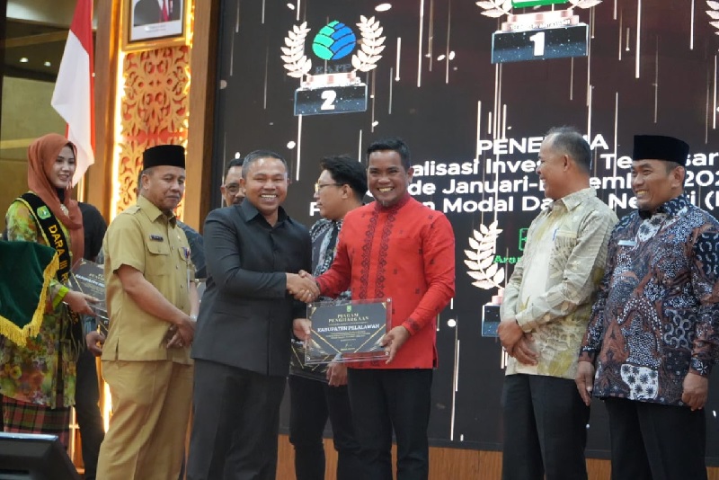 Bupati Pelalawan H Zukri menerima penghargaan terbaik I penyumbang realisasi investasi terbesar se-Riau tahun 2024 dengan nilai mencapai Rp13,6 triliun pada ajang Riau Investment Forum.