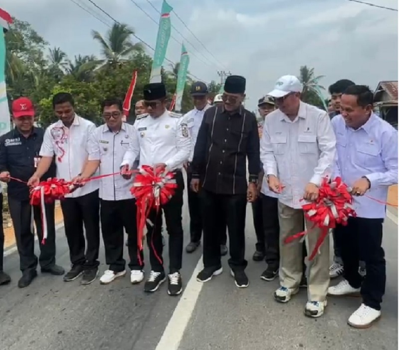 Bupati Pelalawan H Zukri meresmikan pembangunan Jalan aspal di Kecamatan Kerumutan Kabupaten Pelalawan, baru-baru ini.