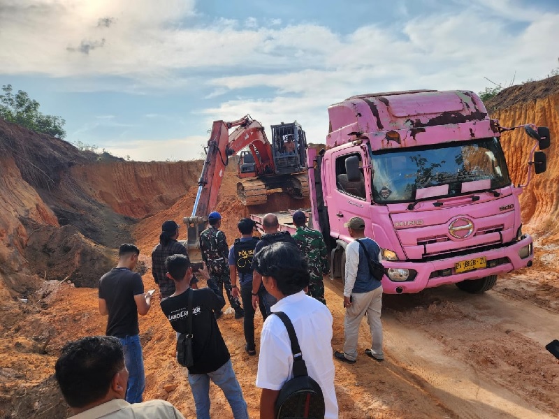Polres Kampar bersama Kodim 0313/KPR menggerebek lokasi galian C ilegal di Desa Bencah Kelubi, Kecamatan Tapung, Kabupaten Kampar, Sabtu (11/10/2025).