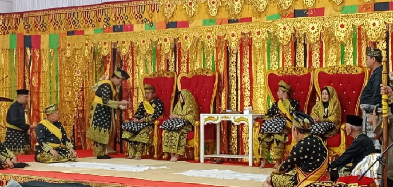 Ketua Umum MKA LAM Riau, Datuk Seri H Marjohan Yusuf melakukan tepuk tepung tawar pada Bupati Kuansing Datuk Seri Setia Amanah dan Wakil Bupati Kuansing Datuk Seri Timbalan Setia Amanah H Muklisin.