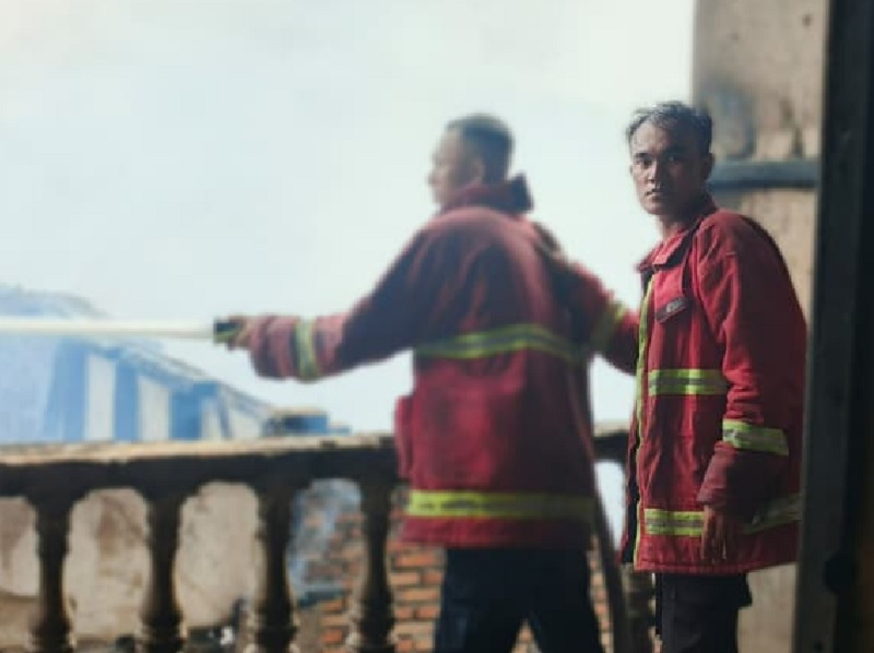 Personel Damkar Kampar memadamkan apil yang membakar ruko di Pasar Kuok, Kecamatan Kuok, Kabupaten Kampar, Sabtu (11/10/2025