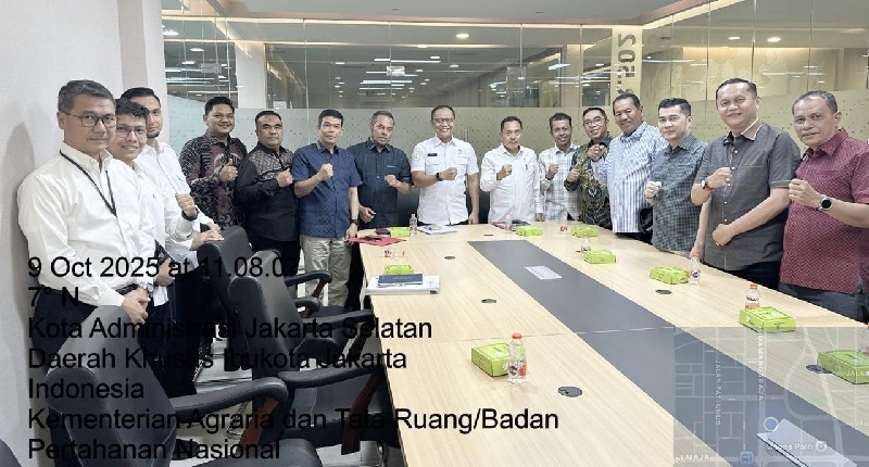 Rombongan Komisi IV DPRD Pekanbaru foto bersama dengan Sekjen dan Dirjen ATR BPN di Lt 5 Kebayoran Lama Jakarta, Kamis (9/10/2025).