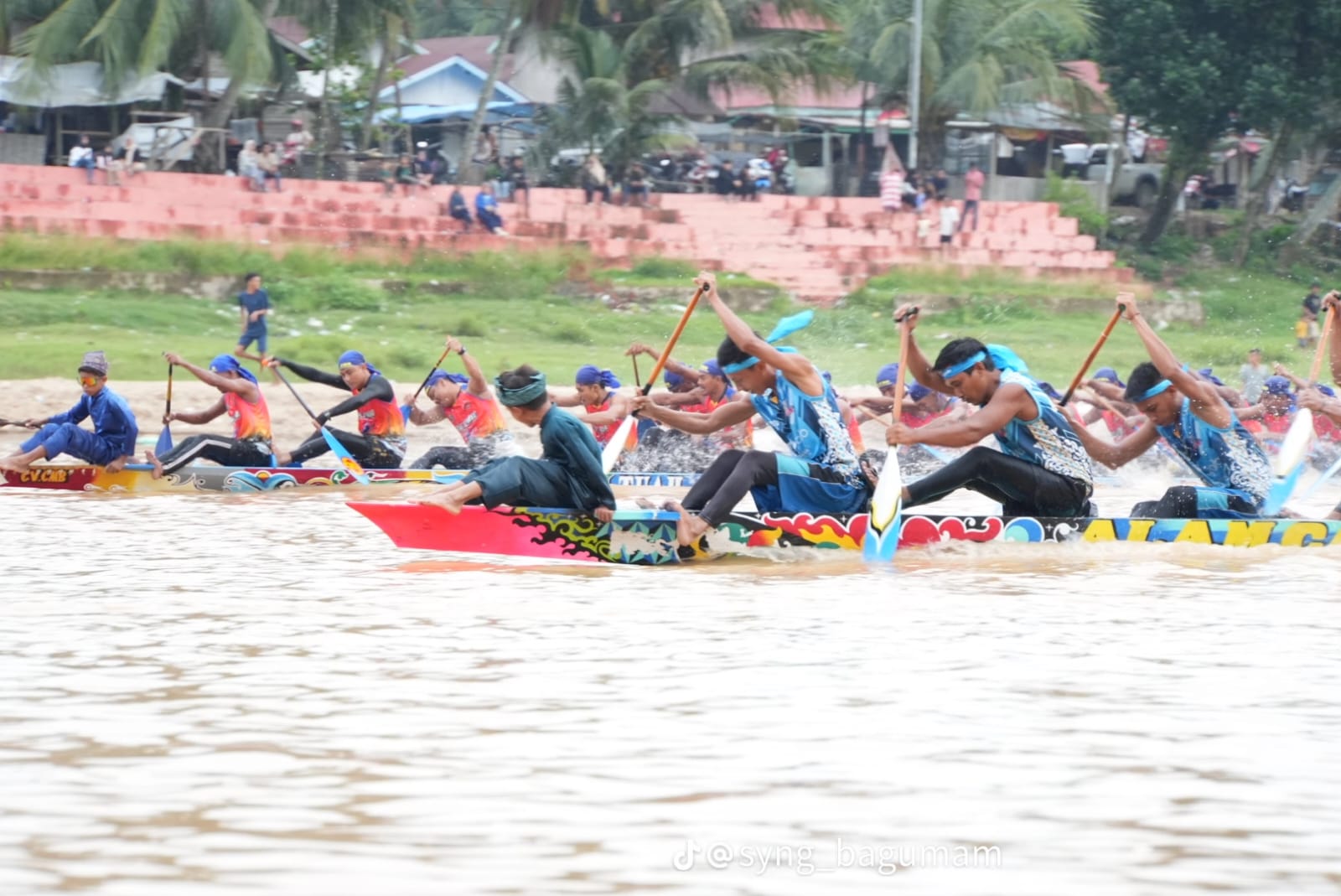 Jalur Alam Cahayo Tuah Nagori Cerenti (kiri) berhadapan dengan Jalur Tuah Keramat Bukit Embun Inhu (kanan) saat laga final pacu jalur HUT Kuansing, di Tepian Narosa, Telukkuantan, Ahad (12/10/2025).