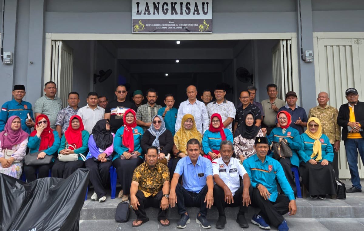 Anggota IKM Kota Pekanbaru berfoto bersama usai pemilihan ketua baru di kedai kopi Langkisau, Pekanbaru pada Ahad (12/10/2025).