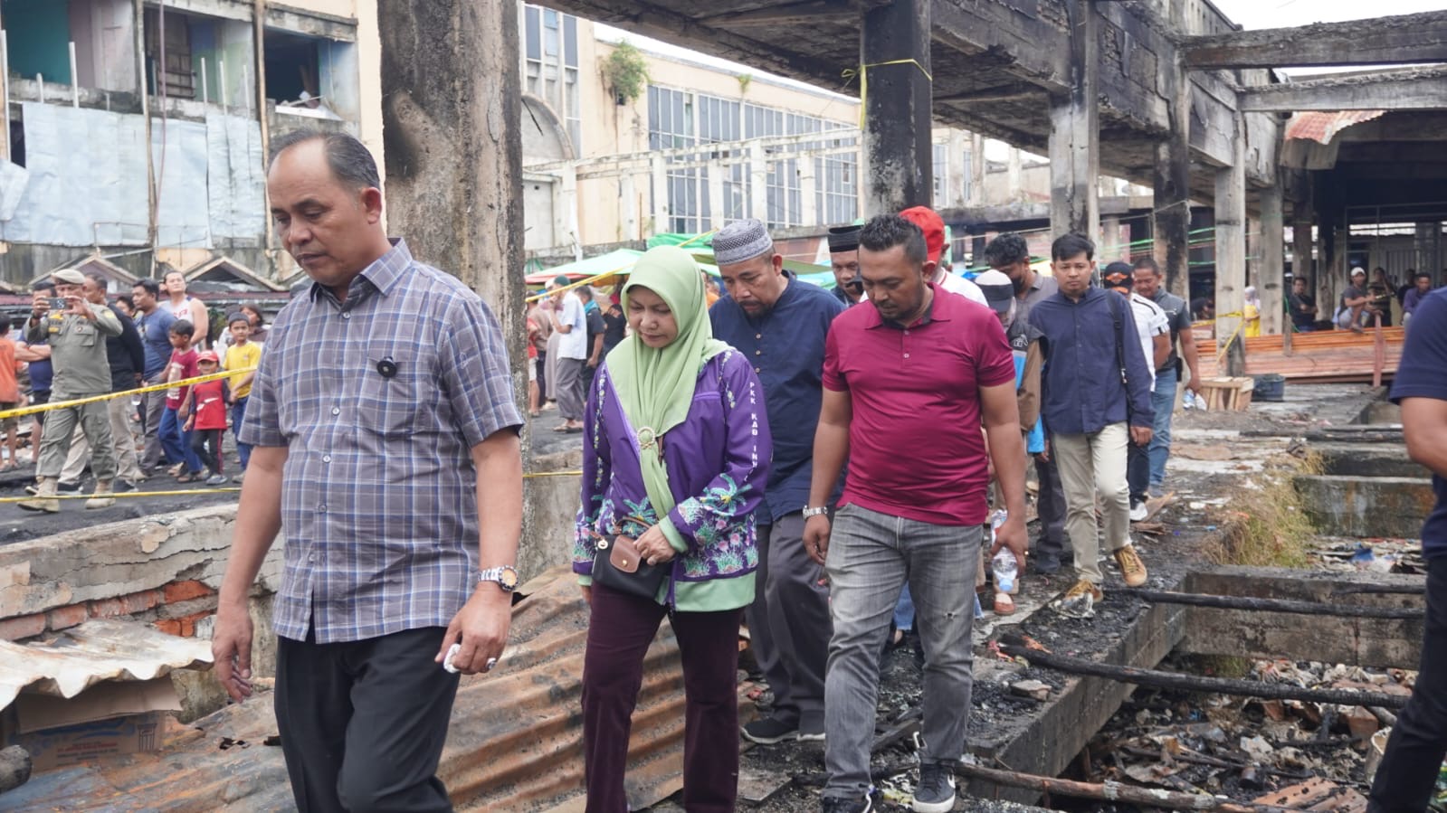 Bupati Inhil, Herman ketika meninjau pasar terapung di Jalan Yos Sudarso, Tembilahan pascakebakaran, Ahad (12/10/2025).