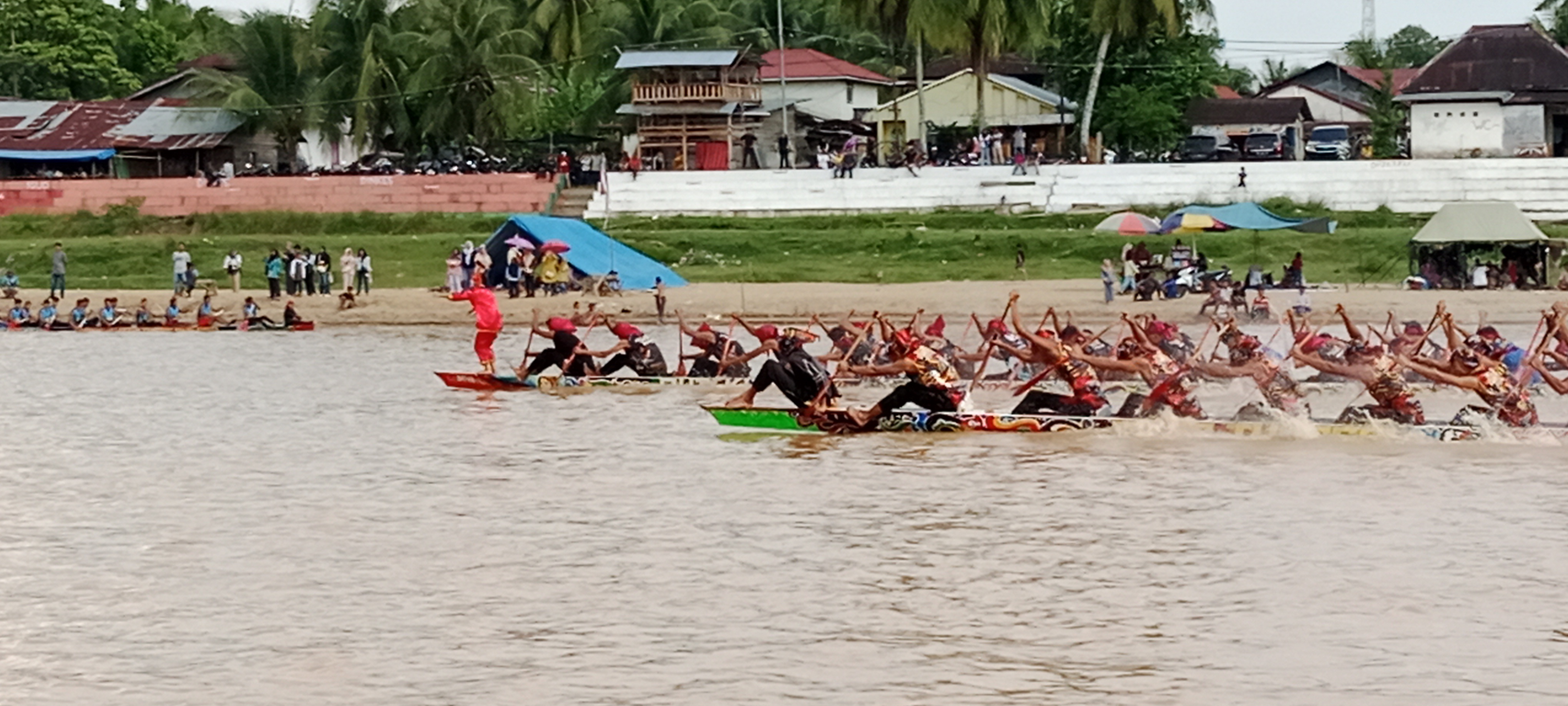 Dua jalur berpacu sengit di perpacuan jalur hari kedua HUT Kuansing, Tepian Narosa Telukkuantan, Sabtu (11/10/2025).