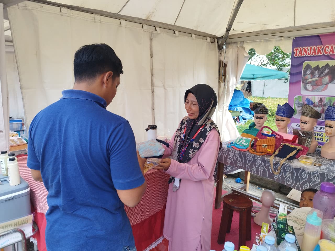 Yessi Heriyani, perajin rajutan asal Pelalawan yang menjadi mitra bina Community Development&nbsp;RAPP.