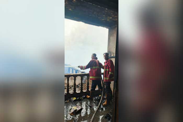 Personel Damkar Kampar memadamkan api yang membakar ruko di Pasar Kuok, Kecamatan Kuok, Kabupaten Kampar, Sabtu (11/10/2025).