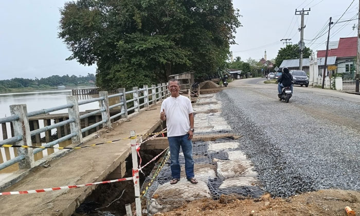 Anggota DPRD Inhu, Yurizal SH saat meninjau pelaksanaan pekerjaan penanagan abrasi di Jalan Narasinga Rengat, Ahad (12/10/2025).