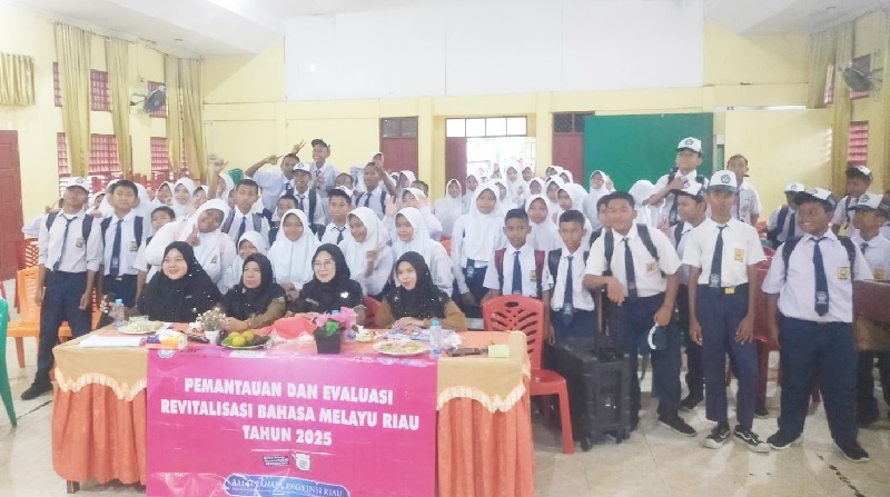 Siswa dan siswi di Rokan Hulu saat mengikuti Festival Tunas Bahasa Ibu yang diadakan Balai Bahasa Provinsi Riau, belum lama ini.