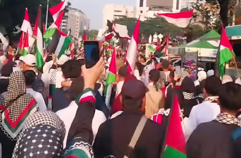 Massa mengikuti Aksi Bela Palestina di Sekitar Kawasan Patung Kuda, Jakarta Pusat, Ahad (12/10/2025) pagi.