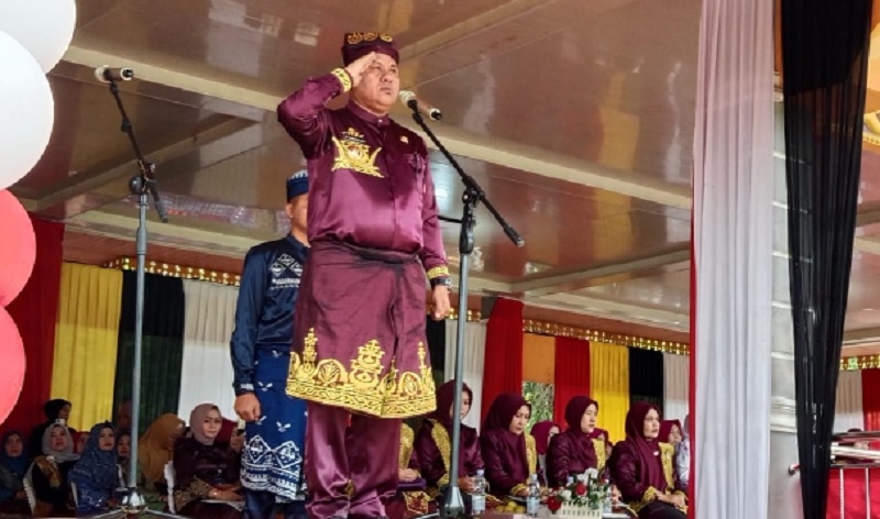 Bupati Kuansing Dr H Suhardiman Amby MM menjadi Inspektur upacara HUT Kuansing ke 26 tahun, Ahad (12/10/2025) di Lapangan Limuno Teluk Kuantan.