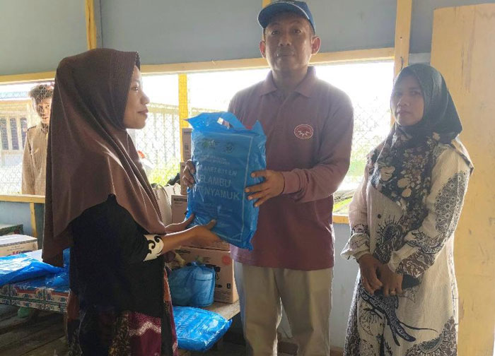 Pemberian bantuan kelambu bagi masyarakat Kecamatan Sinaboi Kabupaten Rohil oleh tim Dinas Kesehatan Riau.