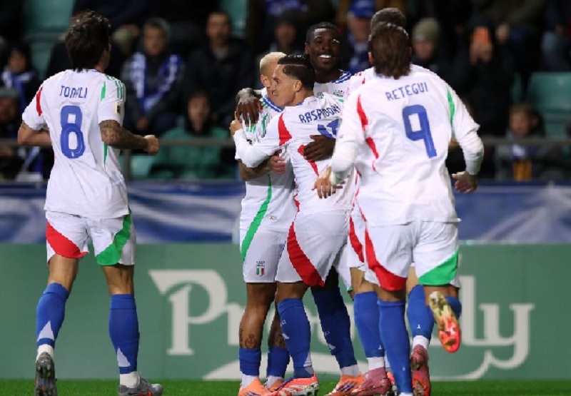 Moise Kean merayakan gol bersama rekan-rekan setimnya pada menit kempat saat Italia kalahkan Estonia 3-1.