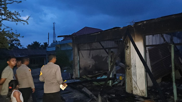 Personel Polsek Bangkinang melakukan olah TKP kebakaran di Pasar Kuok, Kecamatan Kuok, Kabupaten Kampar, Bangkinang, Sabtu (11/10/2025).