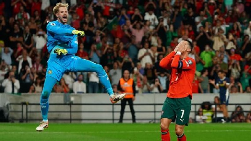 Cristiano Ronaldo mendapatkan penalti yang ditepis Caoimhin Kelleher pada menit ke-75.