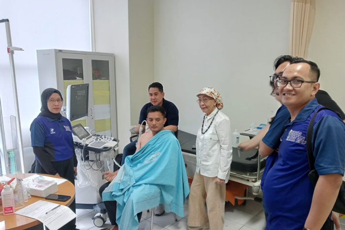 Seorang peserta baksos nyeri akut menjalani pemeriksaan kesehatan gratis nyeri akut yang dilaksanakan oleh Perdatin Riau dan RSUD Arifin Achmad, Ahad (12/10/2025).