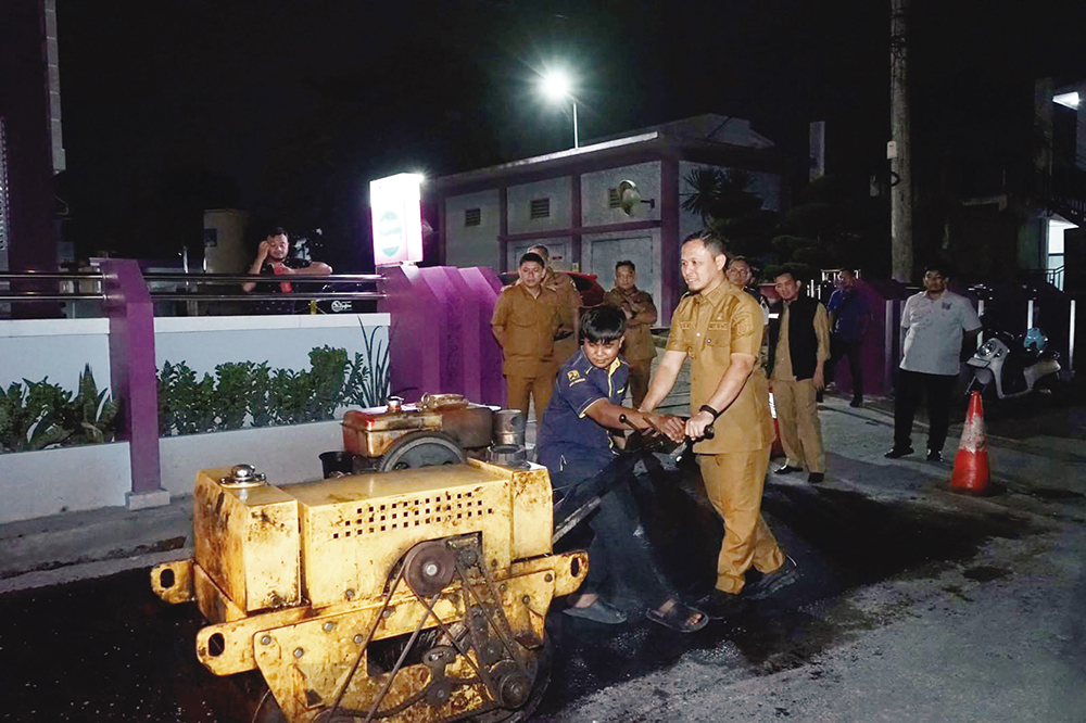 Wali Kota Pekanbaru Agung Nugroho mengecek perbaikan jalan di Pekanbaru, baru-baru ini.
