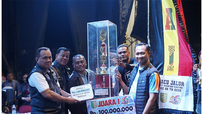 Ketua DPRD Kuansing H Juprizal, Bupati Kuansing H Suhardiman Amby bersama panitia menyerahkan hadiah utama pada perwakilan yang menjadi juara I pacu jalur HUT Kuansing, Ahad (12/10/2025).