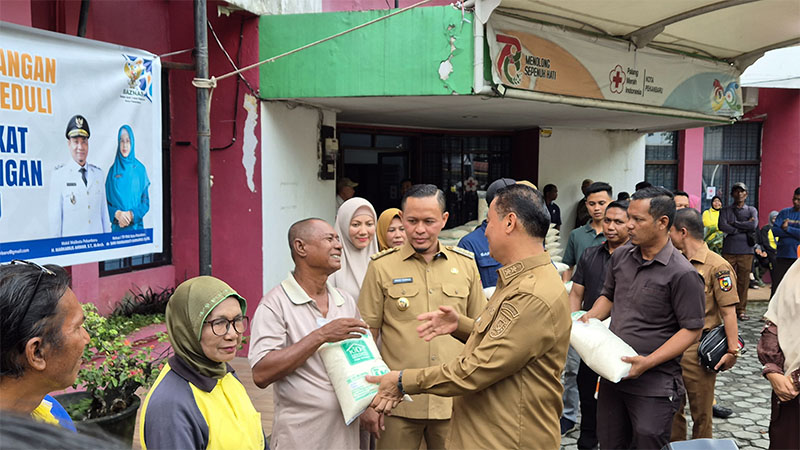 Wako Pekanbaru Agung Nugroho bersama Wawako Markarius Anwar saat menyerahkan bantuan beras.