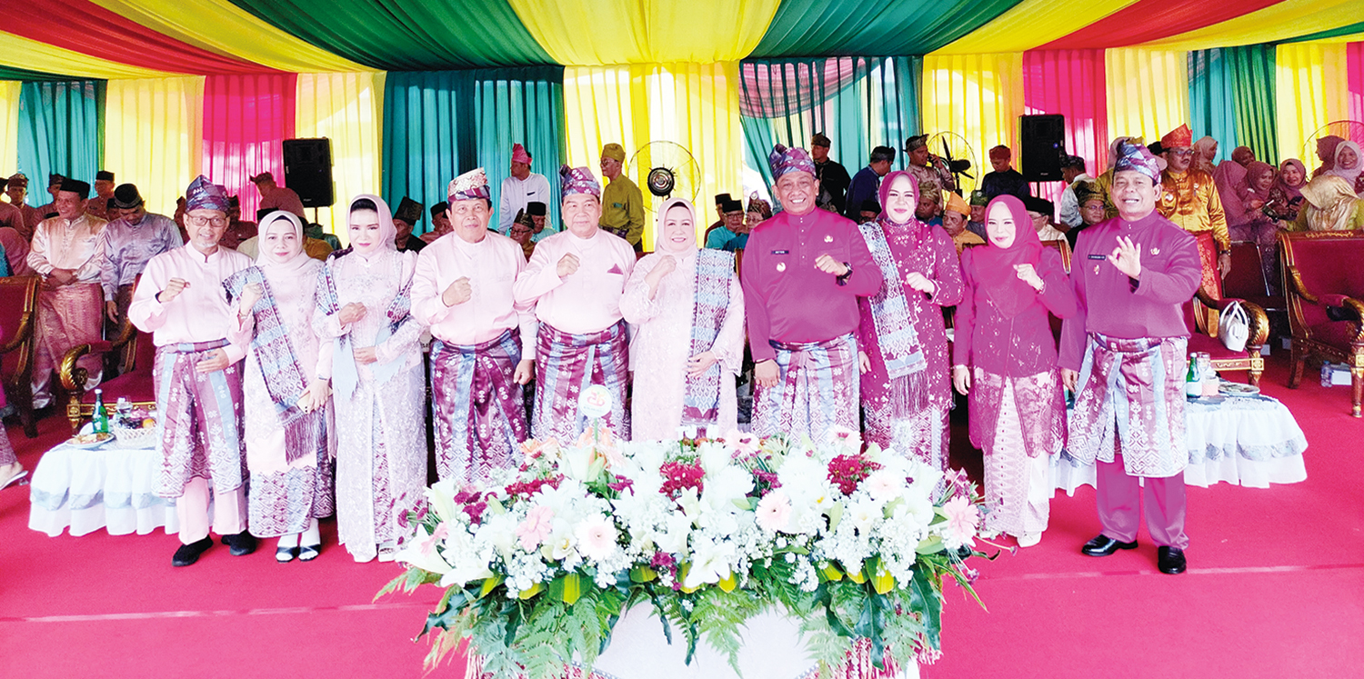 FOTO BERSAMA: Bupati Rohul Anton ST bersama Wabup H Syafaruddin Poti didampingi istri foto bersama dengan mantan Bupati Rohul terdahulu usai pemotongan nasi tumpeng dalam rangkaian upacara HUT ke-26 Kabupaten Rohul di Kantor Bupati, Ahad (12/10/2025).