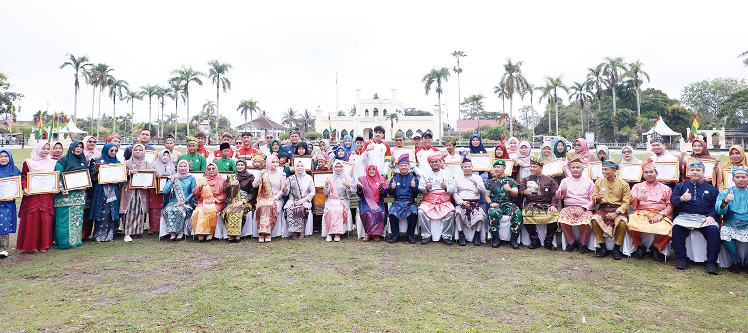 FOTO BERSAMA: Bupati Siak Afni Z dan suami Triono Dul Hakim foto bersama Wabup Syamsurizal dan istri Siti Sarifah, Ketua DPRD Indra Gunawan dan istri Rila Susana SKom, forkopimda dan para penerima hadiah pemenang lomba di Lapangan Tugu depan Istana Assera