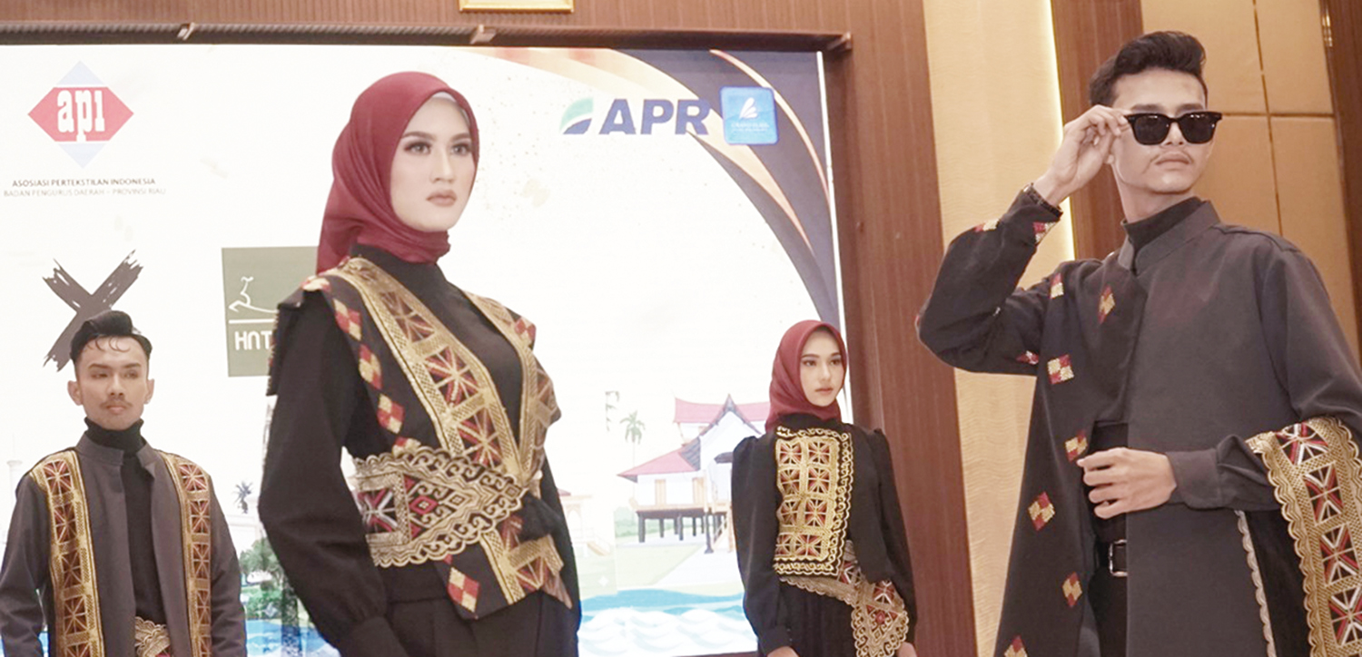 fashion show: Peragaan busana bernuansa kearifan lokal Melayu pada pergelaran fashion show Riau Berkain 2025 di Pekanbaru, Riau.