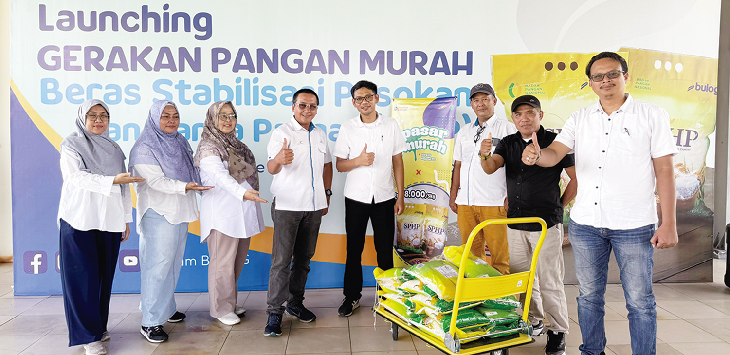 FOTO BERSAMA: Manajemen PTPN IV Regional III foto ber&shy;sama warga dalam rangka pasar murah, beberapa waktu lalu.